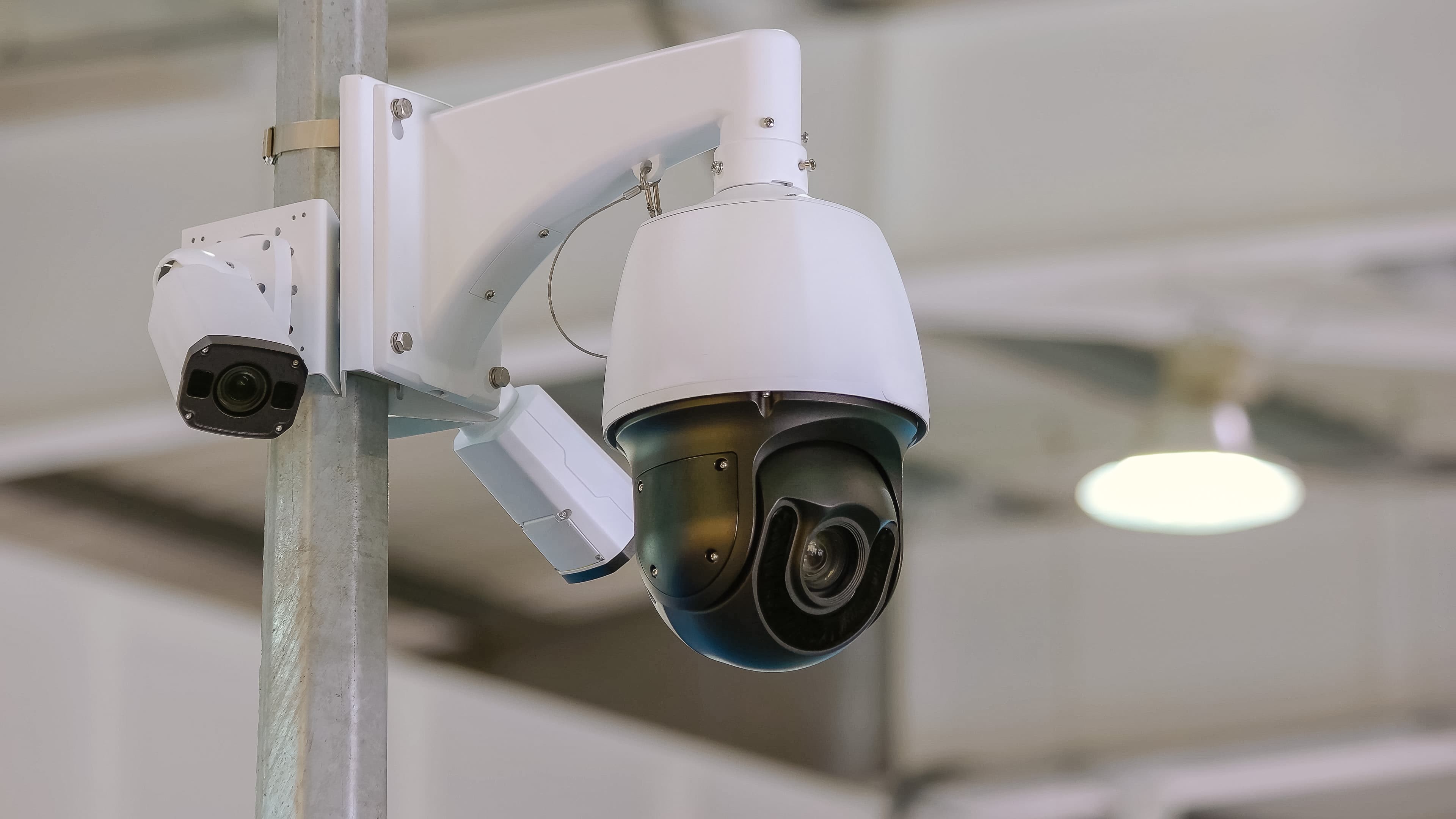 Dwie kamery monitoringu na maszcie